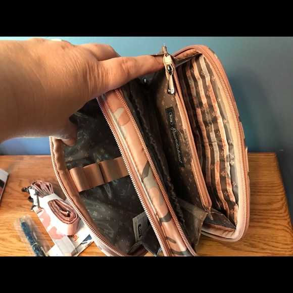 Lug Brand NWT Roundabout 2 in Camo Rose. Includes strap but not wristlet. - Picture 5 of 11